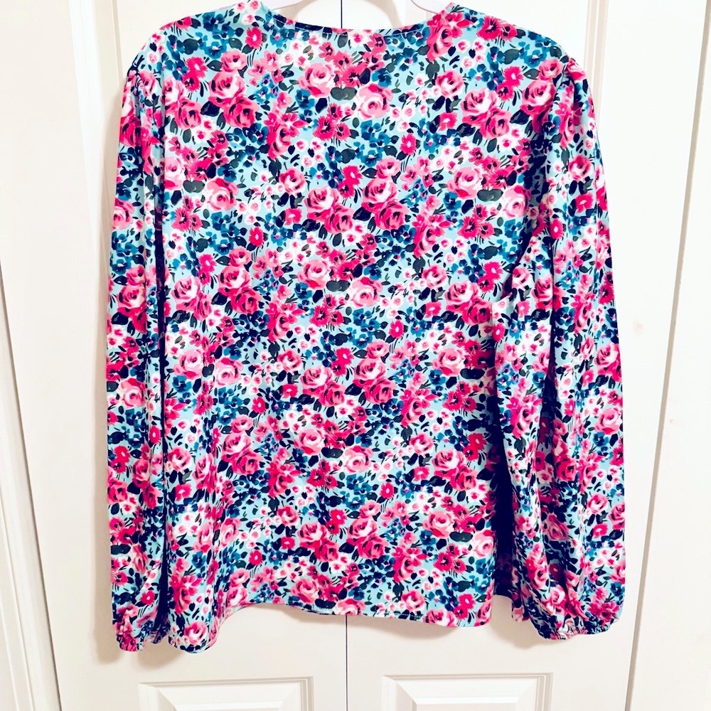 Vibrant Floral V-Neck Blouse 🌸 - Picture 3 of 4